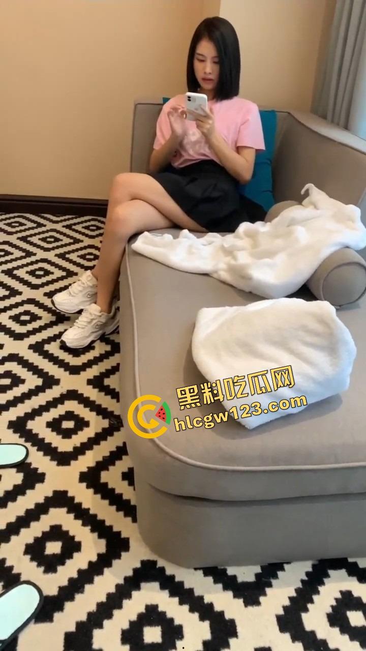 好白菜都让猪拱了！这鸡巴好像退休了，妹子带个眼罩就被干，哥几个知道他是怎么拱上的吗？-15