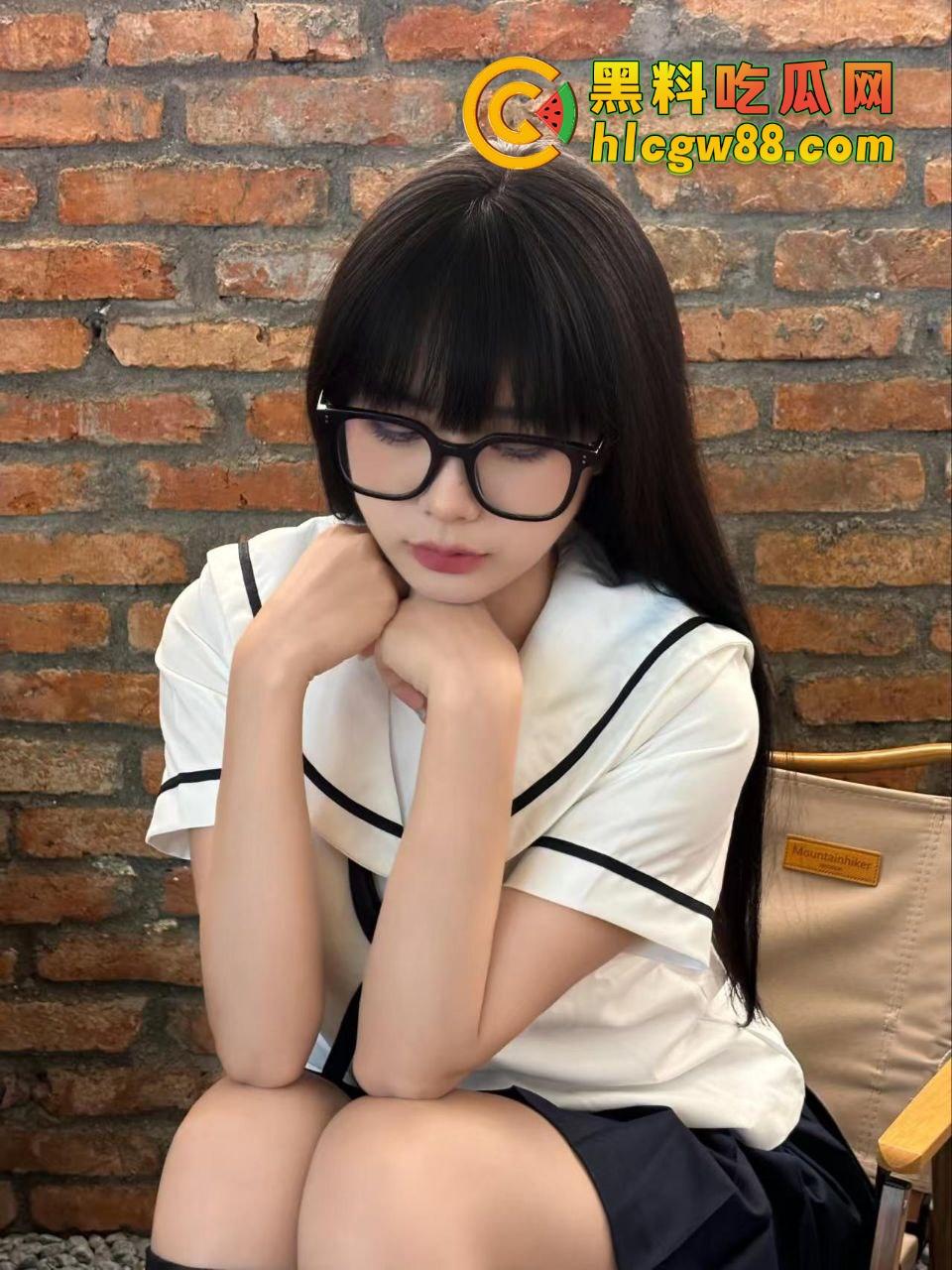 西安培华技术学院『韩粱妮』电竞房开干,闺蜜OB拍摄,双人鸡战激情四射,三人战就差她一起上了!-1