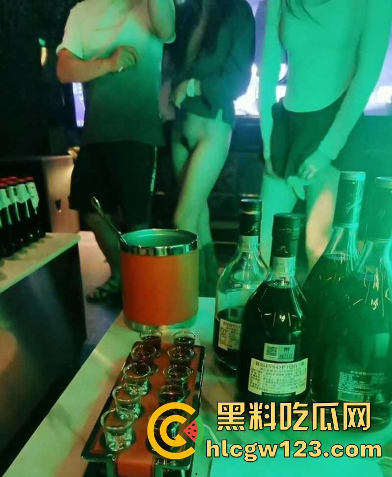 极品人妻KTV淫趴视频流出 和闺蜜当众露逼揉奶 狂跳骚舞撩拨群男 还是少妇会玩啊!-4