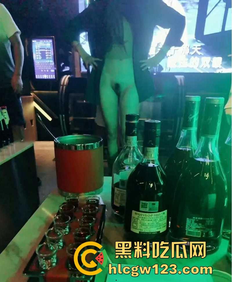 极品人妻KTV淫趴视频流出 和闺蜜当众露逼揉奶 狂跳骚舞撩拨群男 还是少妇会玩啊!-6