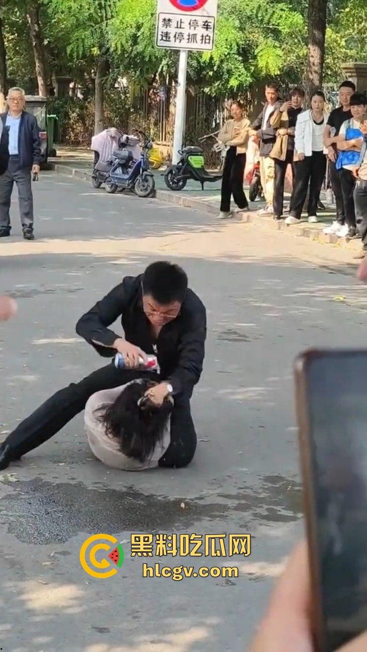 山东男子醉酒殴打女友还拿啤酒洗头!见义勇为小伙出手相救,醉鬼竟拿刀要捅人!-1