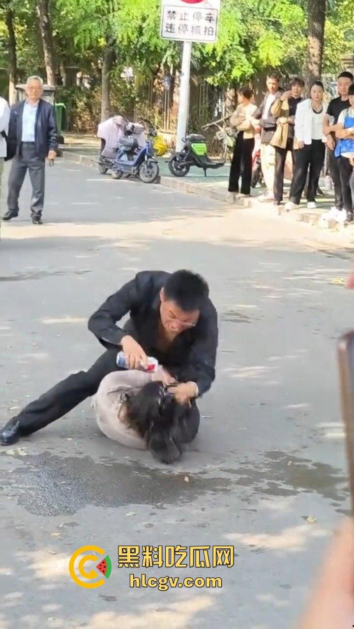 山东男子醉酒殴打女友还拿啤酒洗头!见义勇为小伙出手相救,醉鬼竟拿刀要捅人!-2