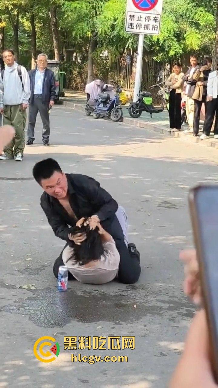 山东男子醉酒殴打女友还拿啤酒洗头!见义勇为小伙出手相救,醉鬼竟拿刀要捅人!-3