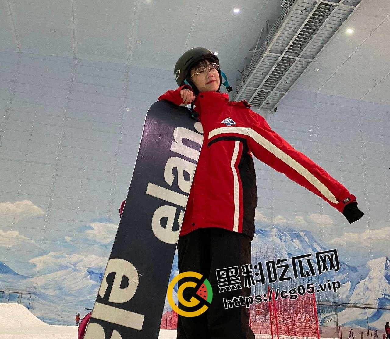 哈尔滨医科大学 【宦雅昕】眼镜妹母狗 口交3p视频曝光 骚东西身材不错 口技超棒-1