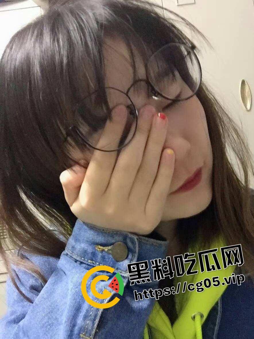 哈尔滨医科大学 【宦雅昕】眼镜妹母狗 口交3p视频曝光 骚东西身材不错 口技超棒-4