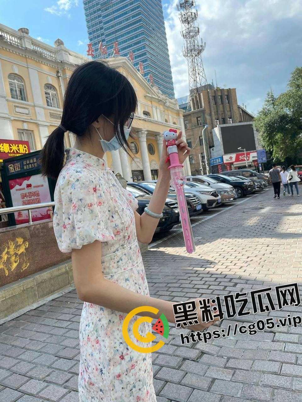 哈尔滨医科大学 【宦雅昕】眼镜妹母狗 口交3p视频曝光 骚东西身材不错 口技超棒-5