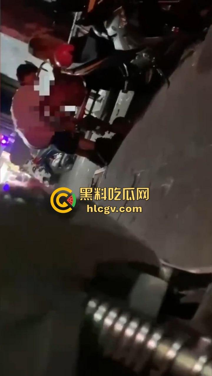 酒吧门口铁板车上的车震！网友冒死偷拍最后一摔直接笑出声，车都翻了还操个屁啊！这硬都硬不起来了吧！-1
