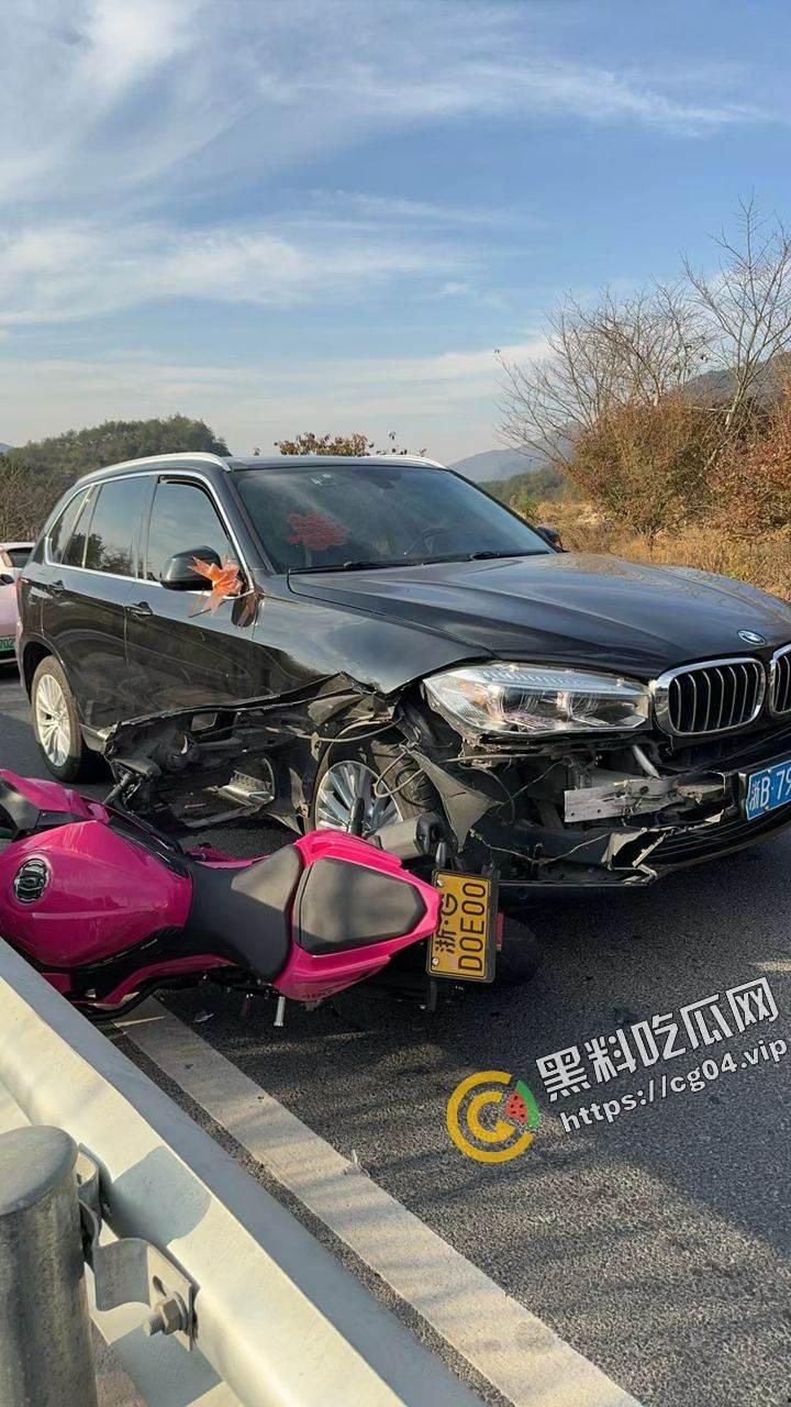 晦气!婚车接新娘与摩托车过弯压线相撞 汽车气囊都炸了 摩托车主命丧当场 毁了别人婚礼-5