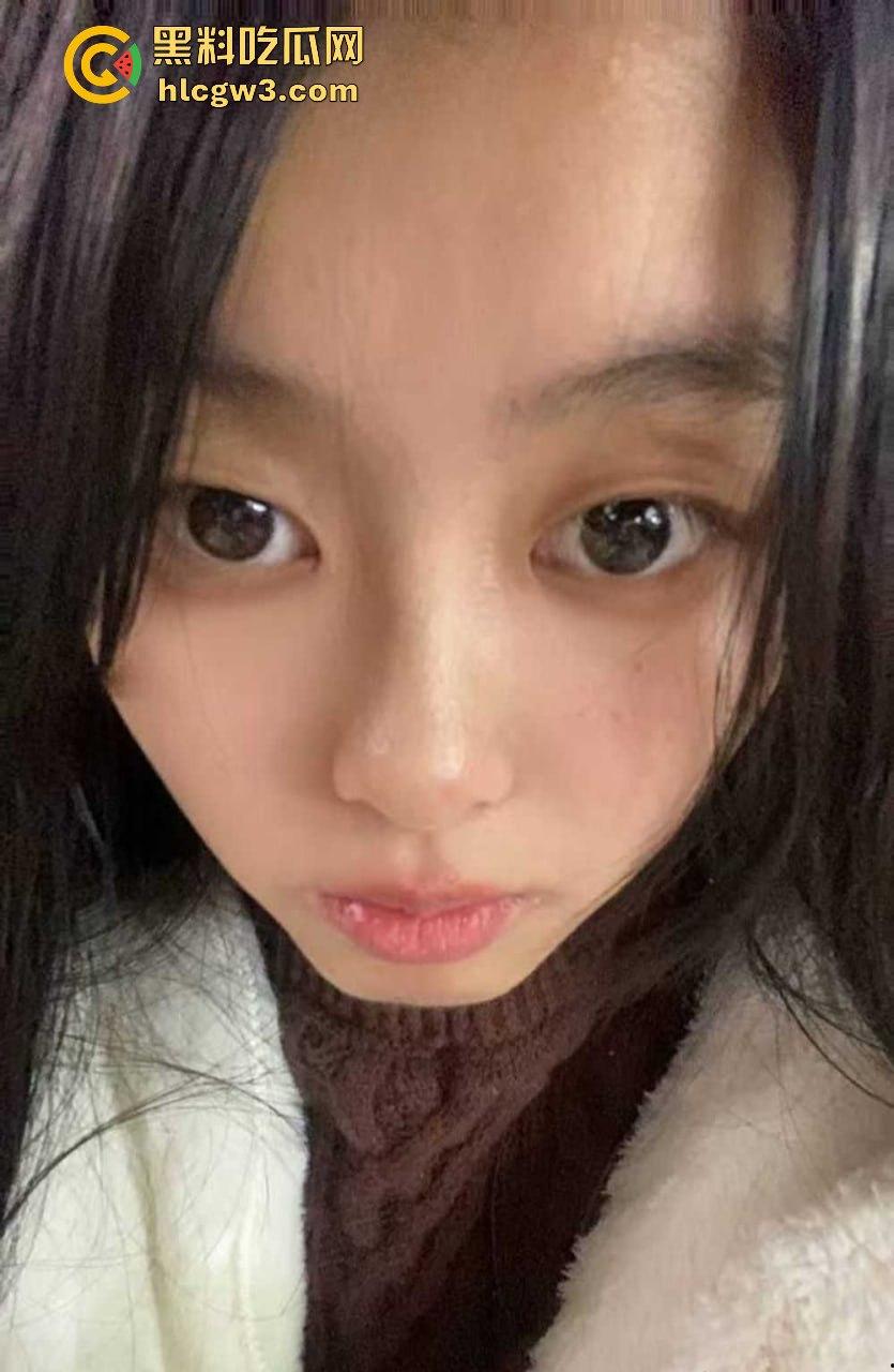 四川资阳高级职业中学的【彭万珊】情窦初开的年纪竟然在网上大玩露骨套路 发骚裸照引爆全网!-4