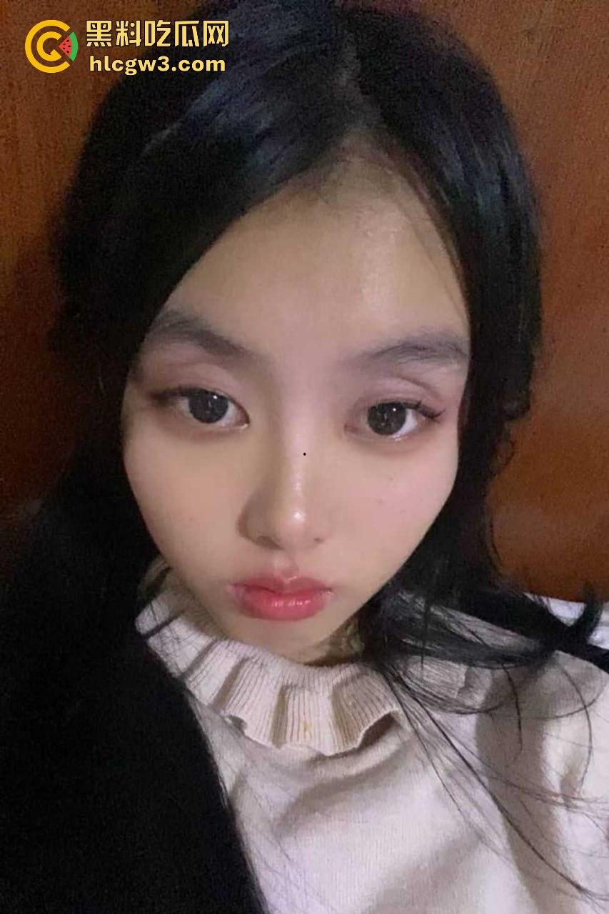 四川资阳高级职业中学的【彭万珊】情窦初开的年纪竟然在网上大玩露骨套路 发骚裸照引爆全网!-7