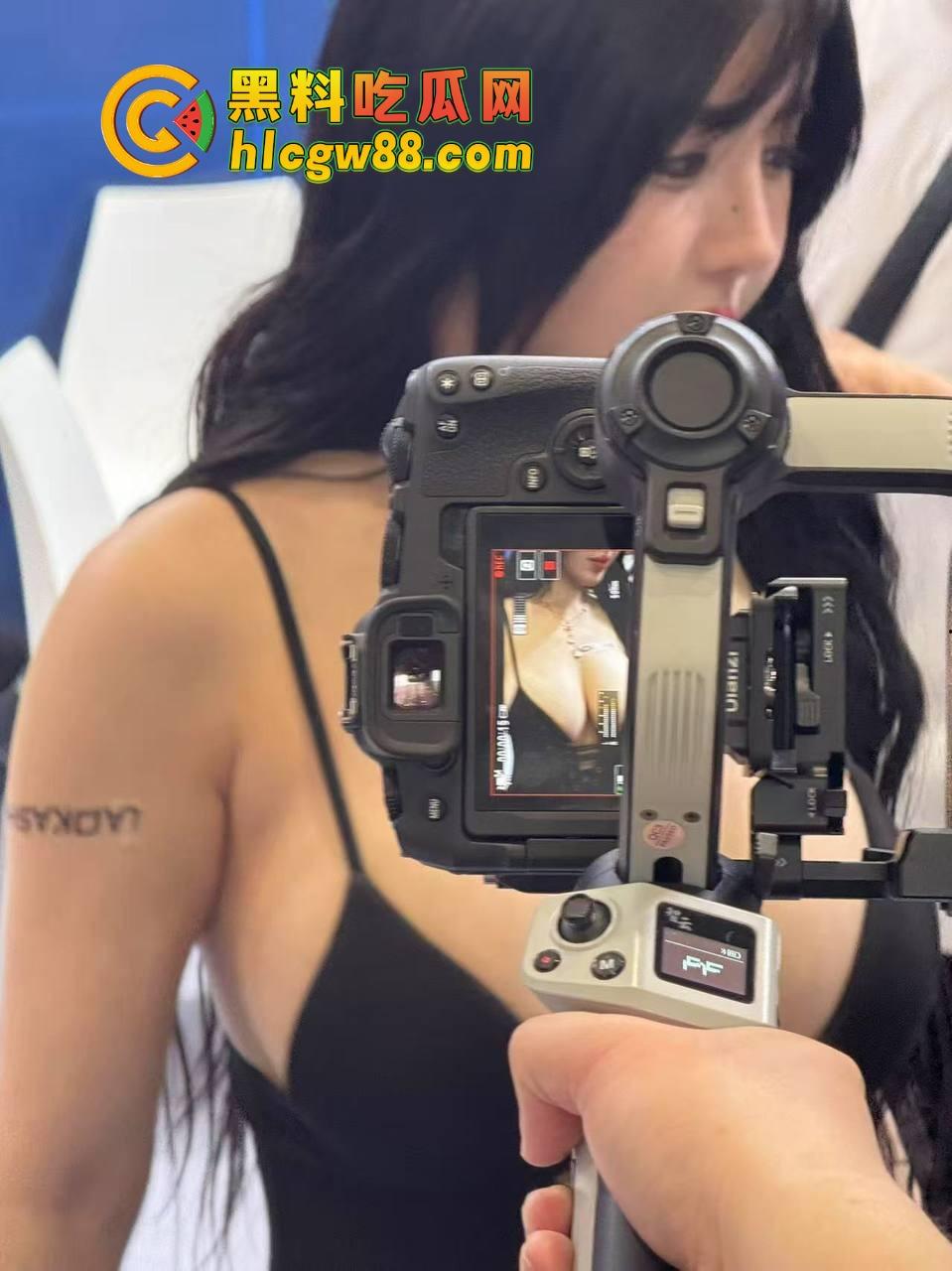 深圳车展还是深圳选妃大会?车模比拼谁穿得最少,逼毛走光、胸器乱晃哪个金主不心动?-3