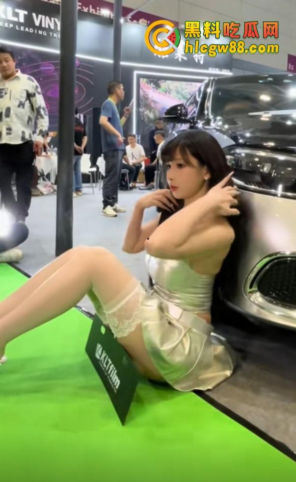 深圳车展还是深圳选妃大会?车模比拼谁穿得最少,逼毛走光、胸器乱晃哪个金主不心动?-13