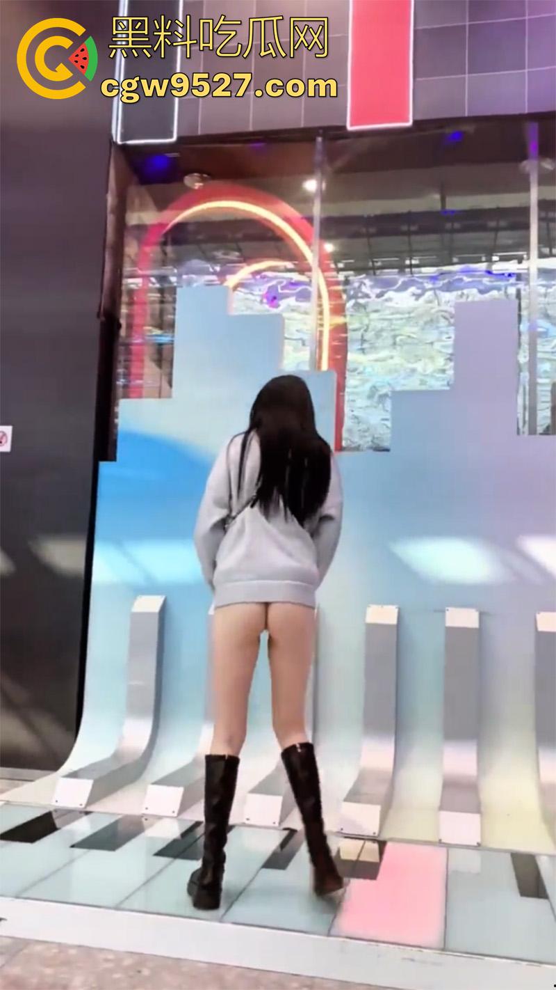 顶级长腿翘臀母狗【露娜000】,超爱露出的极品人妻少妇,美腿白嫩翘臀饱满,这身材真是无敌了啊!-9