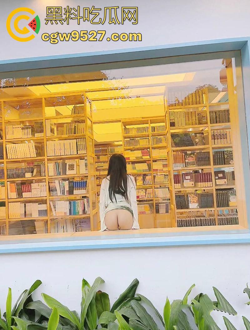 顶级长腿翘臀母狗【露娜000】,超爱露出的极品人妻少妇,美腿白嫩翘臀饱满,这身材真是无敌了啊!-14