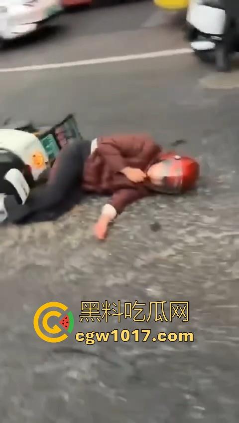 江苏南京中央门立交桥轿车猛冲入人行道,接连撞翻多辆电动自行车,多名行人受伤倒地昏迷,又是报复社会吗?-1