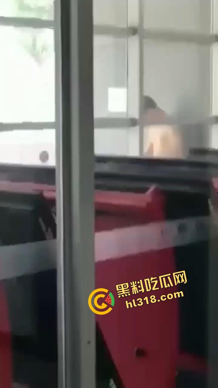 00后大学生野战癖有多重?北邮00后脱光打野战,隔壁在打球,他们在那操地面湿成水塘还意犹未尽!-6