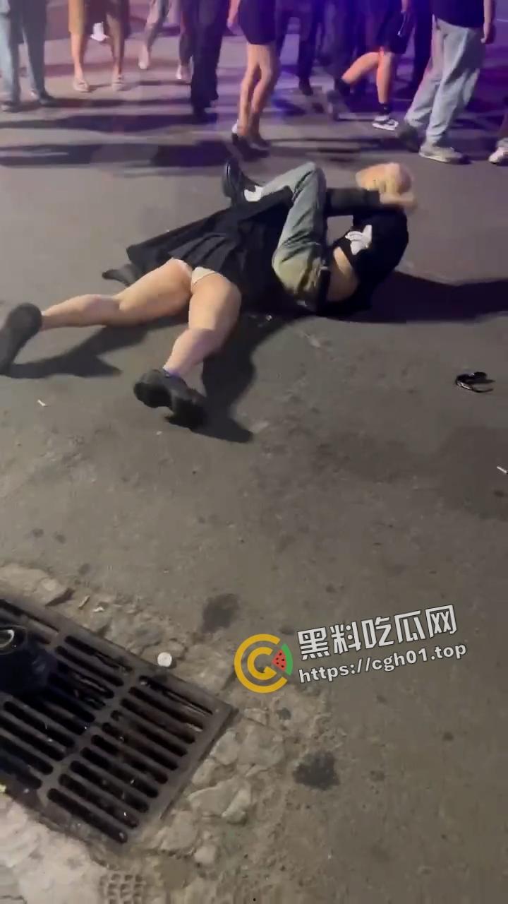 北京工体坦克大战瘦猴  飞猪女暴打细狗 打的自己内裤都飞了  围观群众都在喊加油 前排吃瓜-1