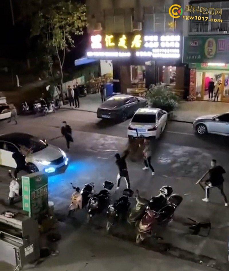 广东渔夫烧烤店发生乱斗火拼，一伙黑衣人手持砍刀见人就砍，烧烤店瞬间桌椅碎裂，楼上群众幸灾乐祸狂拍 ！-6