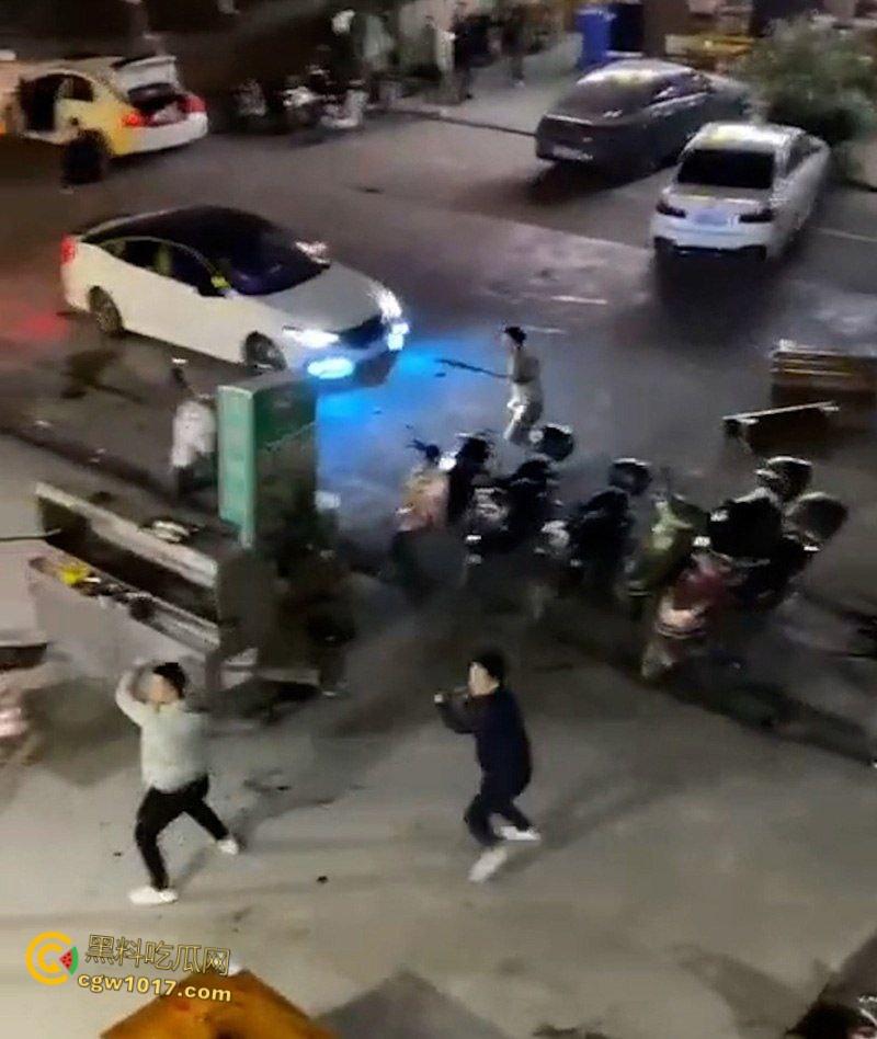 广东渔夫烧烤店发生乱斗火拼，一伙黑衣人手持砍刀见人就砍，烧烤店瞬间桌椅碎裂，楼上群众幸灾乐祸狂拍 ！-7