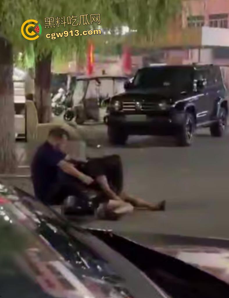 夜晚老头当街捡尸醉酒女,假装好心人,实则手早已摸奶猥亵,醉酒女孩浑然不知,就差脱裤操逼了!-1