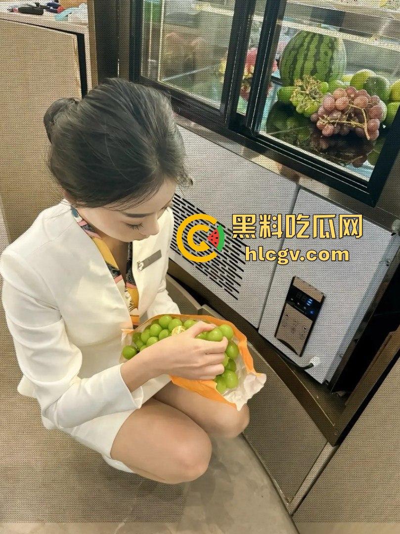 空姐都没这骚！好利来黑丝小姐姐被玩疯了！工装直接干成情趣服，肉丝长腿一顿爆操，想想都上头！-29