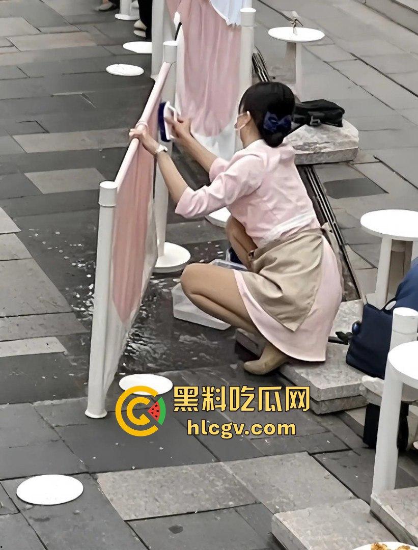 空姐都没这骚！好利来黑丝小姐姐被玩疯了！工装直接干成情趣服，肉丝长腿一顿爆操，想想都上头！-31