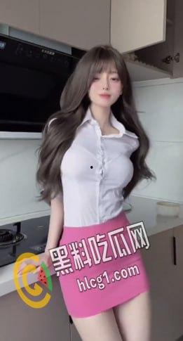 抖音140w粉丝网红小马漫漫，风骚御姐黑丝包臀裙渔网袜 乳沟露出土豪定制 劲爆热舞大尺度视频流出-7