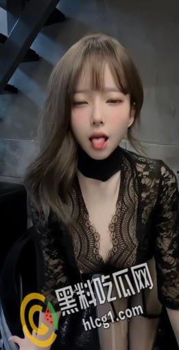 抖音140w粉丝网红小马漫漫，风骚御姐黑丝包臀裙渔网袜 乳沟露出土豪定制 劲爆热舞大尺度视频流出-12