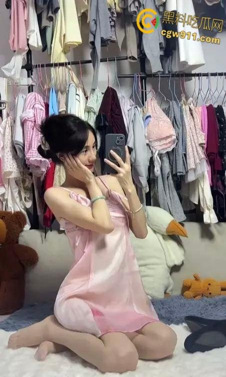 快手极品少妇网红【小妮子呀】,肤白如雪极品颜值,黑丝美腿直勾人心,足交套弄肉棒香艳十足!-4