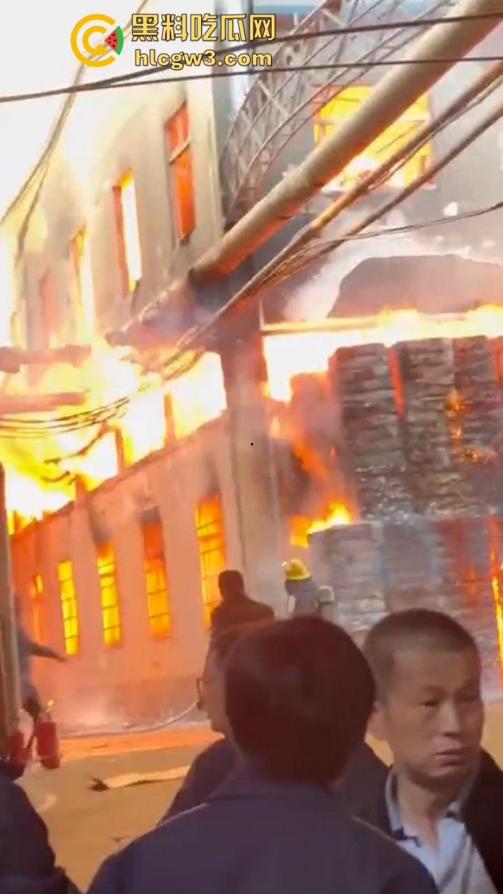 广东潮州星和纸箱厂夜间突发大火 现场浓烟滚滚热浪灼人 从早烧到黑 第一视角视频曝光 有人在喊“救命”?-3