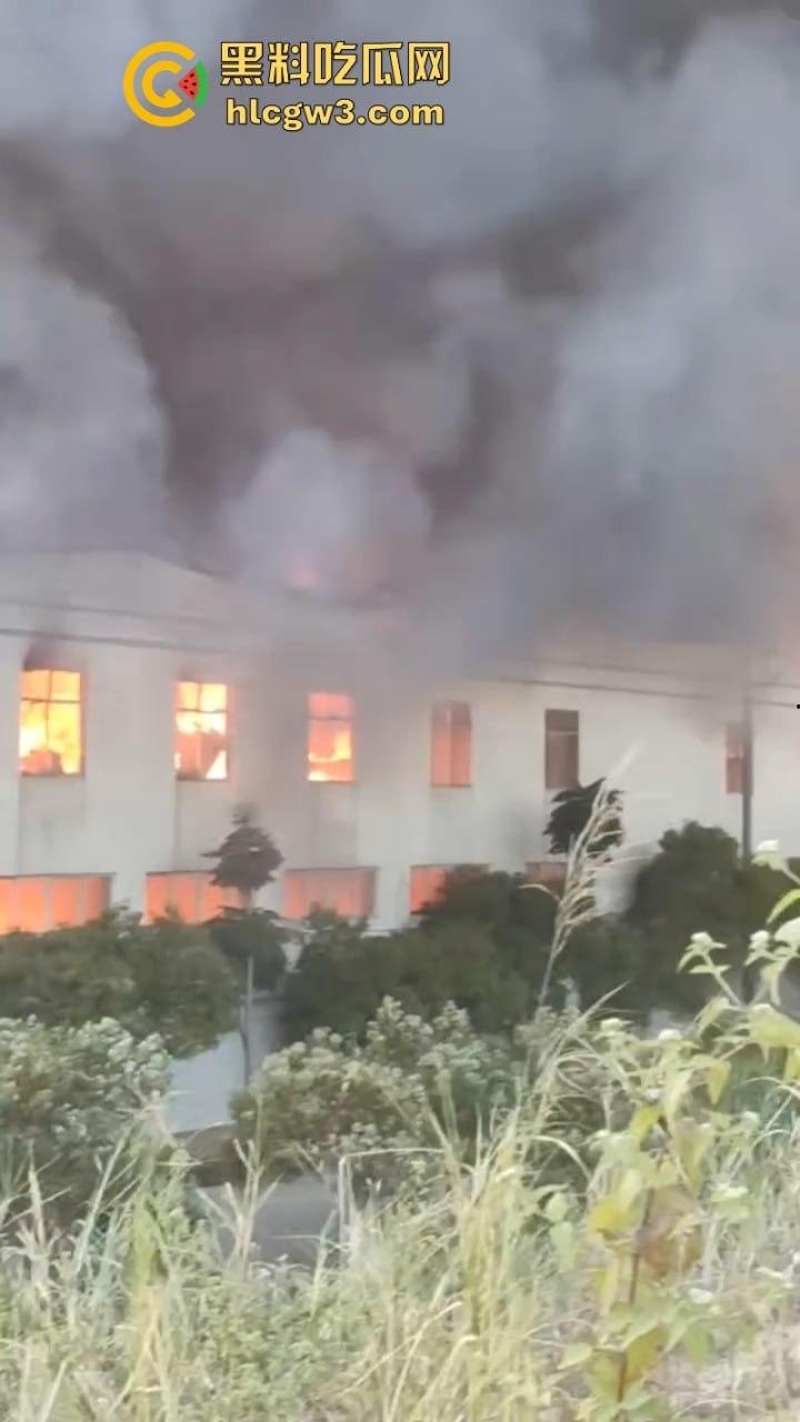 广东潮州星和纸箱厂夜间突发大火 现场浓烟滚滚热浪灼人 从早烧到黑 第一视角视频曝光 有人在喊“救命”?-4
