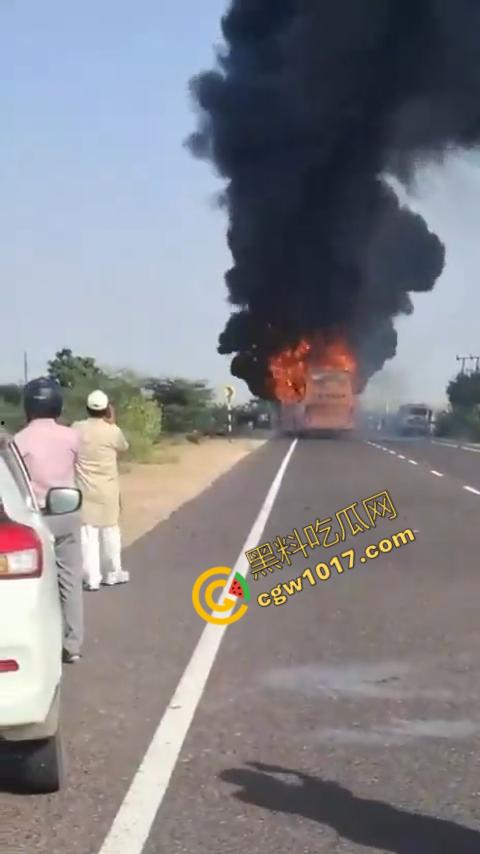 印度拉贾斯坦邦新购巴士惨烈失火,20人惨遭烈焰吞噬命丧黄泉,焦黑车厢隐隐哀嚎,车主凄凉新车梦碎-1