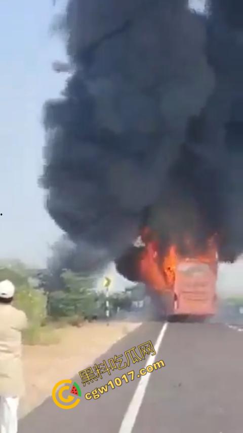 印度拉贾斯坦邦新购巴士惨烈失火,20人惨遭烈焰吞噬命丧黄泉,焦黑车厢隐隐哀嚎,车主凄凉新车梦碎-5