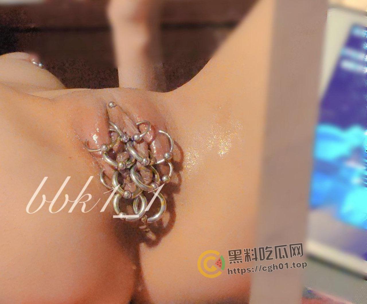 推特【bbk1-1】重口味福利姬 阴蒂穿环 拳交扩阴 小小穴能塞下整个宇宙-17