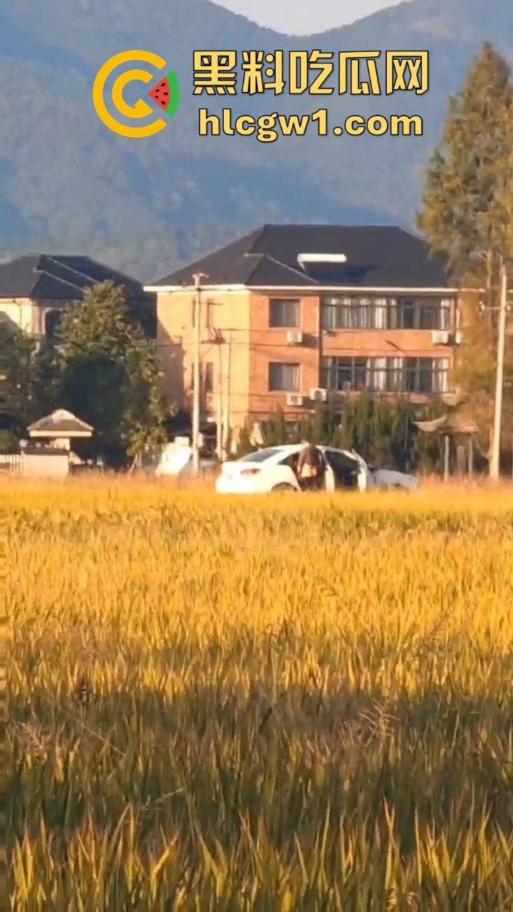 户外野战被拍!小情侣野战以为没人看,结果被摄像大哥拍得清清楚楚,这瓜友是他们play的隐藏角色?-8