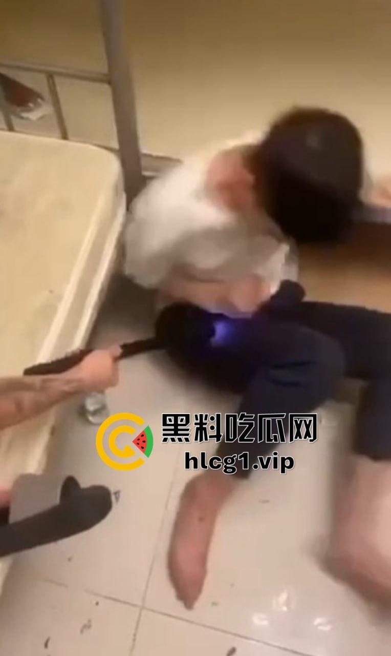 缅北猪仔逃跑未果,遭电棍狂电视频曝光,痛苦嚎叫撕心裂肺!-4