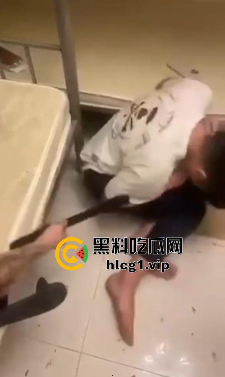 缅北猪仔逃跑未果,遭电棍狂电视频曝光,痛苦嚎叫撕心裂肺!-5