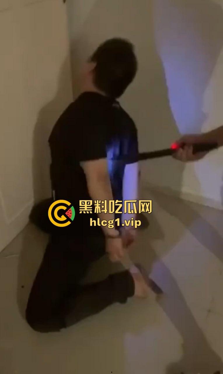 缅北猪仔逃跑未果,遭电棍狂电视频曝光,痛苦嚎叫撕心裂肺!-6