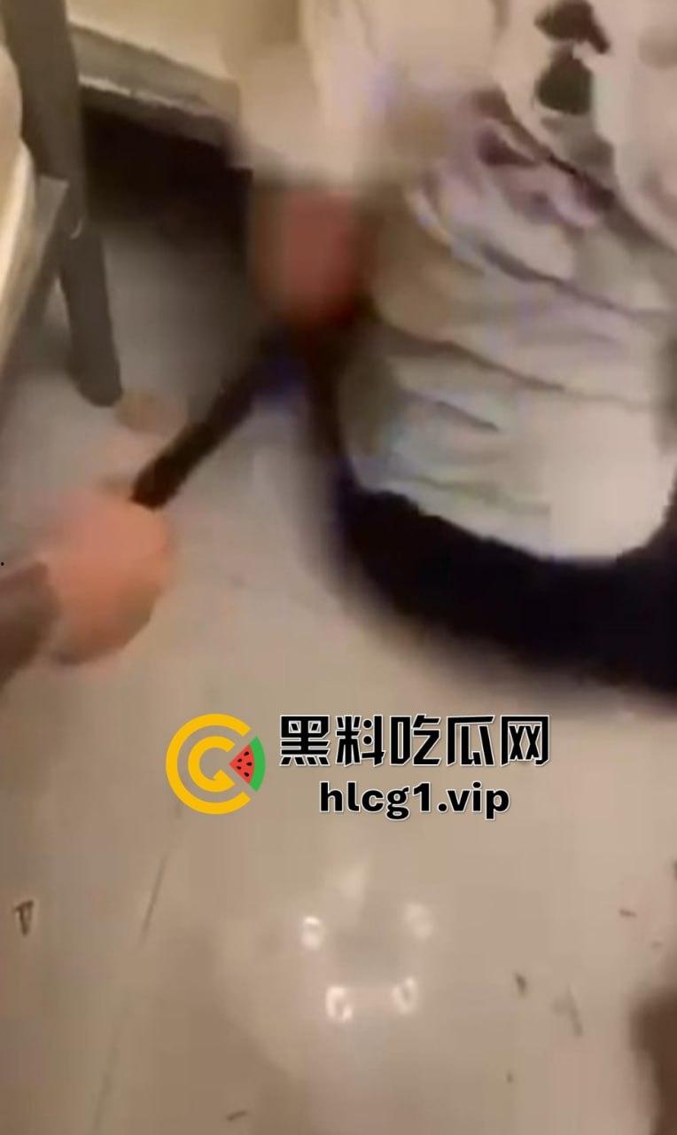 缅北猪仔逃跑未果,遭电棍狂电视频曝光,痛苦嚎叫撕心裂肺!-8