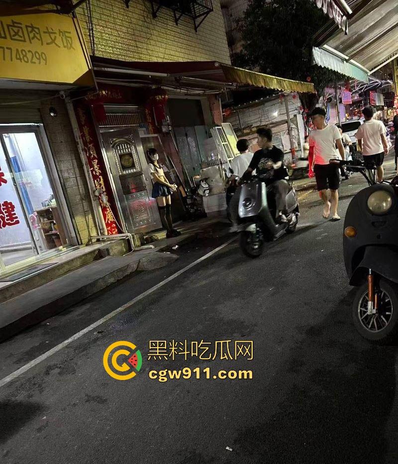 广西夜市惊现高质量站街女,年轻又漂亮,极品身材,00后妹子150块10分钟,性价比高到老表们乐开花!-8