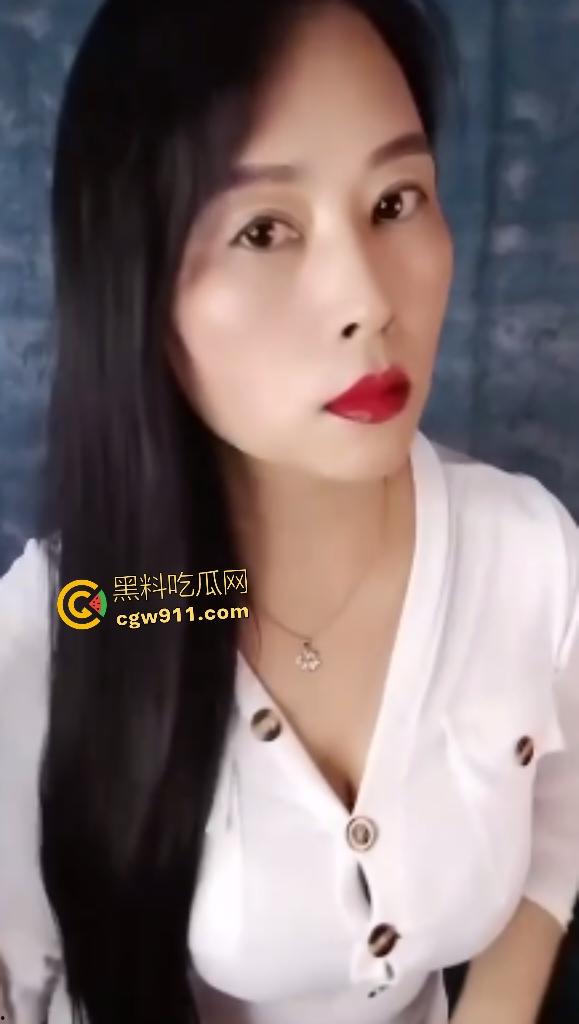 熟女人妻臀上黑印暴露淫荡本性，丰臀巨乳肥逼坐马桶发骚，骑乘狂操鸡巴差点坐断情夫！-1