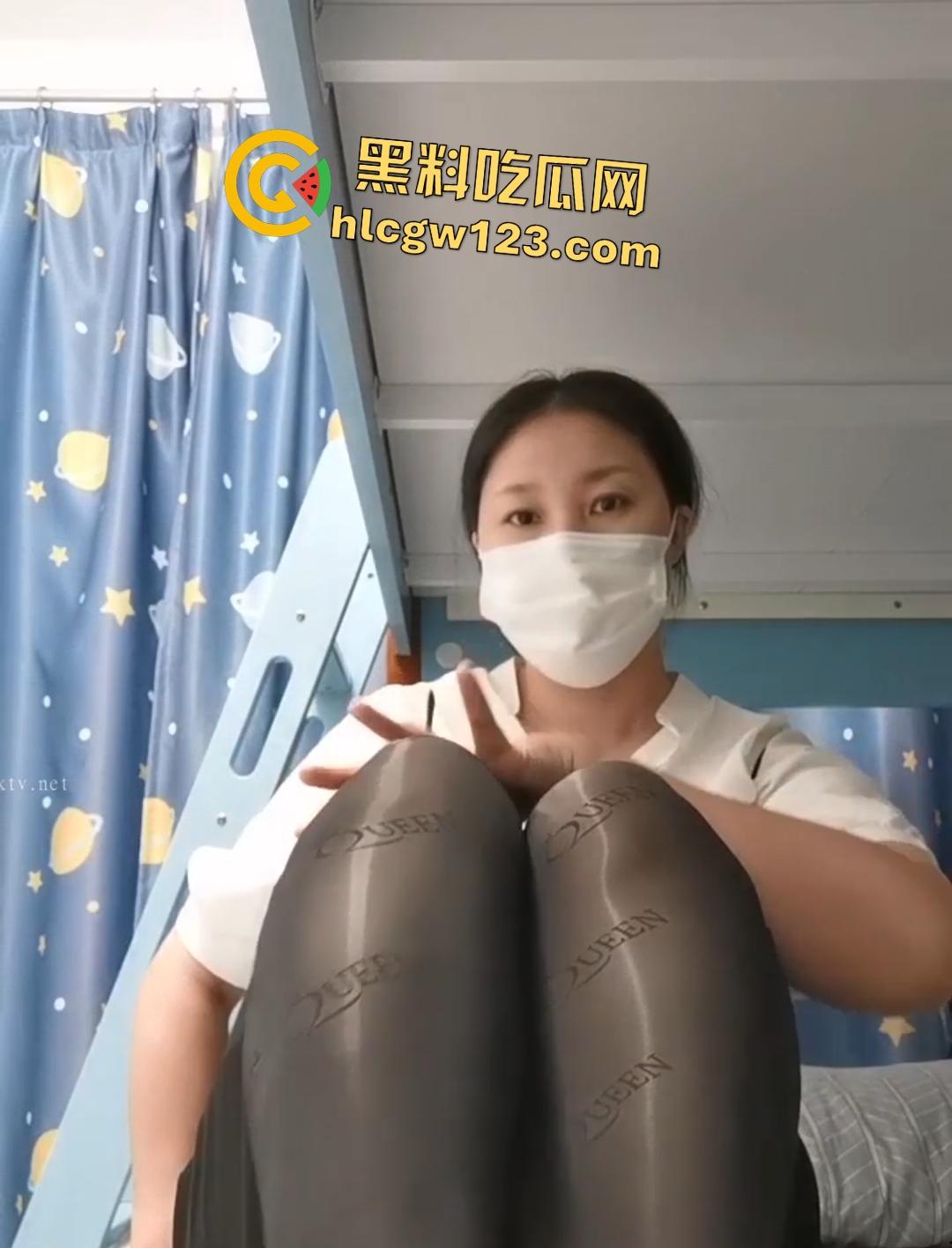 【桃仙小妖精】网红母狗在儿子写作业身后偷偷自慰,废物儿子给机会都没发觉动静!-8