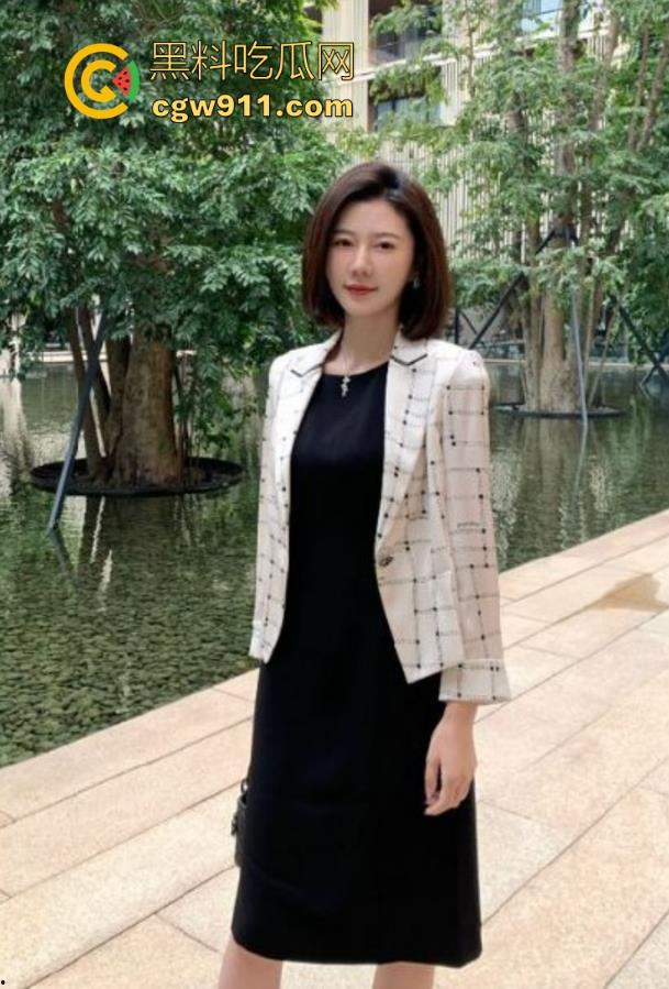 骚婶淫水倒灌入脑，再度发情主动求虐，狗链子勒紧婶婶的逼逼，掰开白虎逼迎合打桩！-2