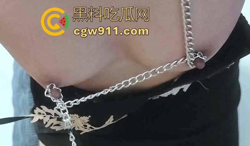 骚婶淫水倒灌入脑，再度发情主动求虐，狗链子勒紧婶婶的逼逼，掰开白虎逼迎合打桩！-7