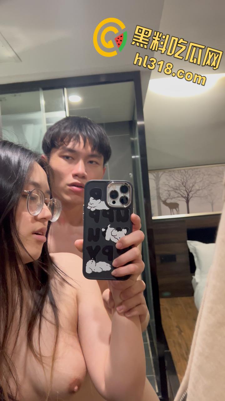 青岛清纯护士【何小笙】,对镜后入疯狂打桩,黑丝眼镜母狗床上淫水横流,自拍被操表情真淫荡 !-7