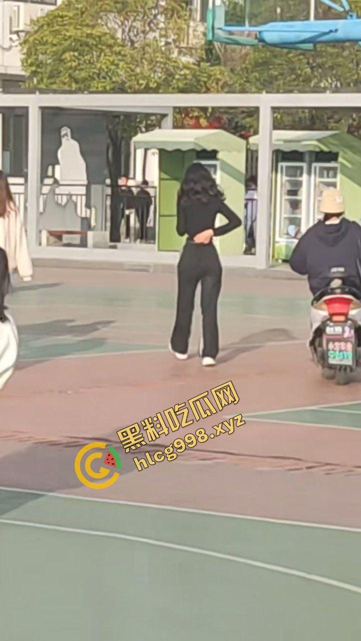 抖音小蛮腰骚逼『小冻狸』中国传媒大学最细之腰 校外被大哥看上 约操酒店后入 独家流出!-2