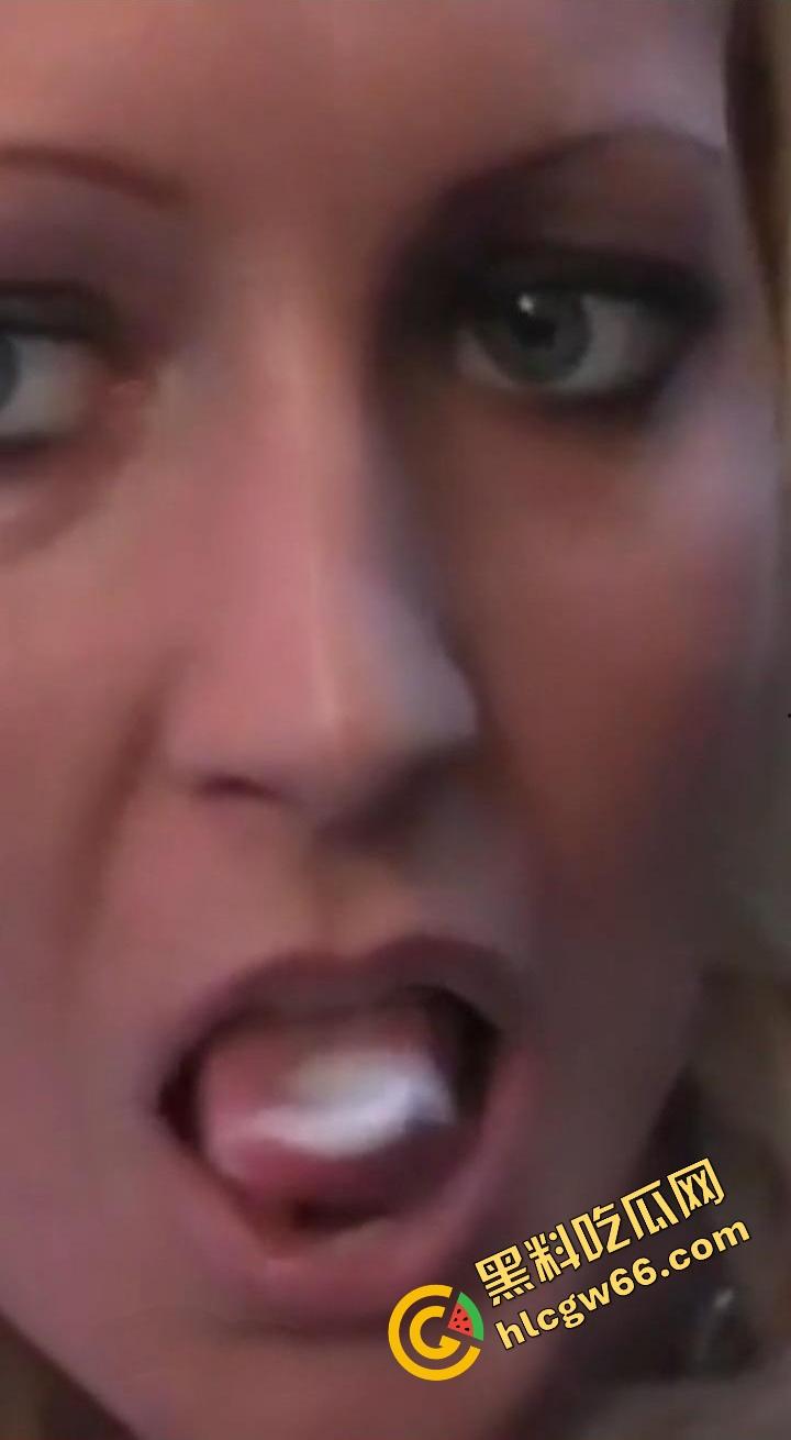 欧美重口白带美食家舀自己骚逼白带吃,勺子插屄里挖得恶心炸裂,贱货还吃得香得很呢!-7