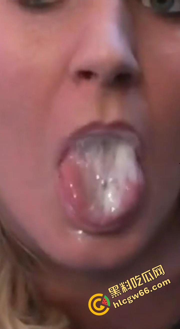 欧美重口白带美食家舀自己骚逼白带吃,勺子插屄里挖得恶心炸裂,贱货还吃得香得很呢!-8