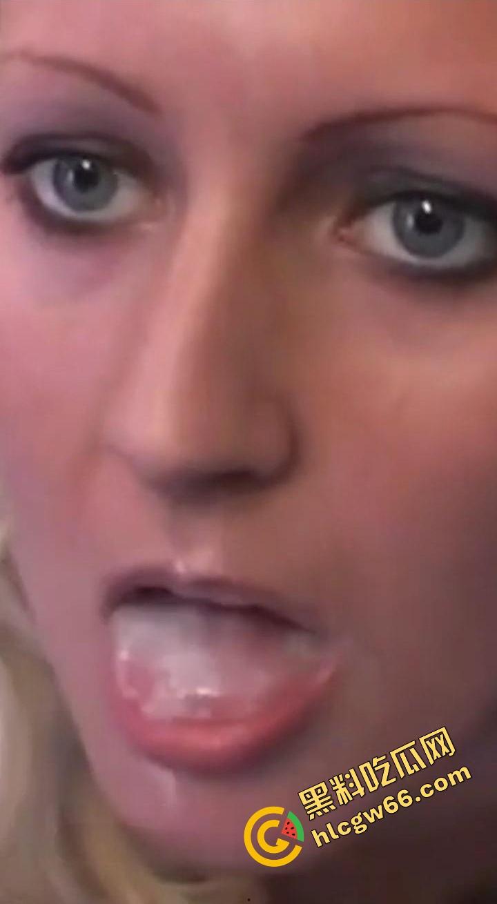 欧美重口白带美食家舀自己骚逼白带吃,勺子插屄里挖得恶心炸裂,贱货还吃得香得很呢!-10