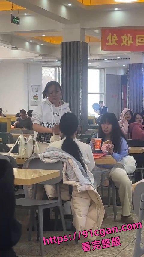哈尔滨师范大学食堂二楼 原配撕小三?三巴掌定乾坤!-1